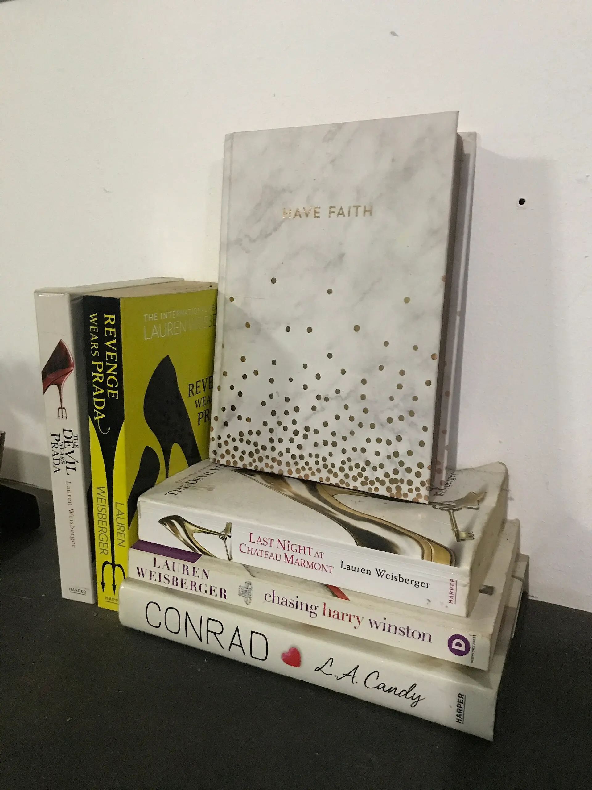 กองหนังสือเรียงสันสีสัน